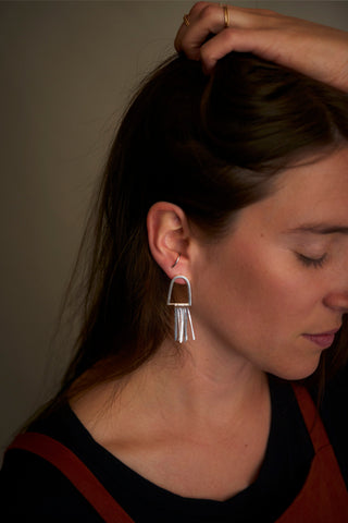 Boucles d’oreilles LÉO franges laiton